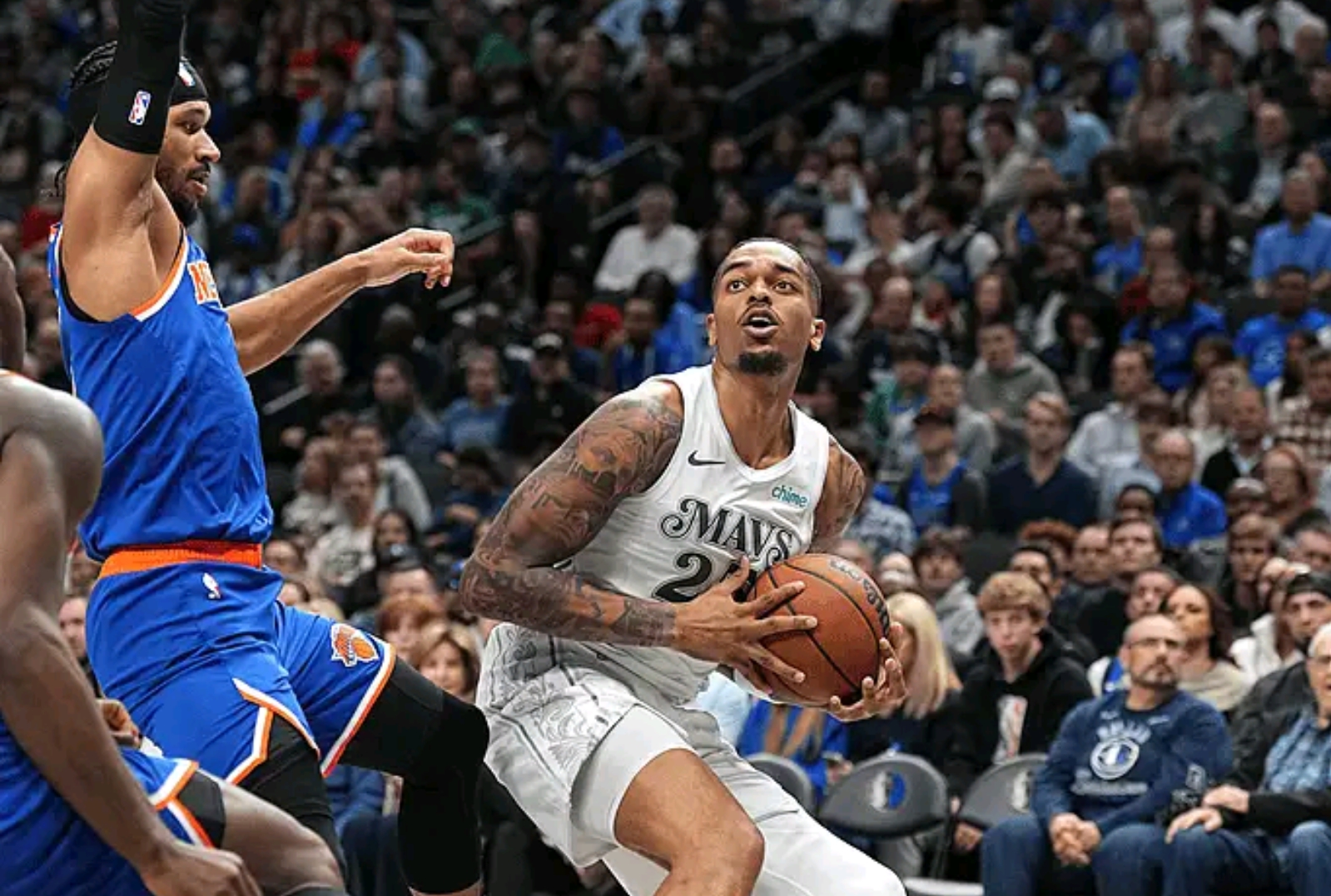 独行侠翻盘尼克斯，詹姆斯状态火热的简单介绍