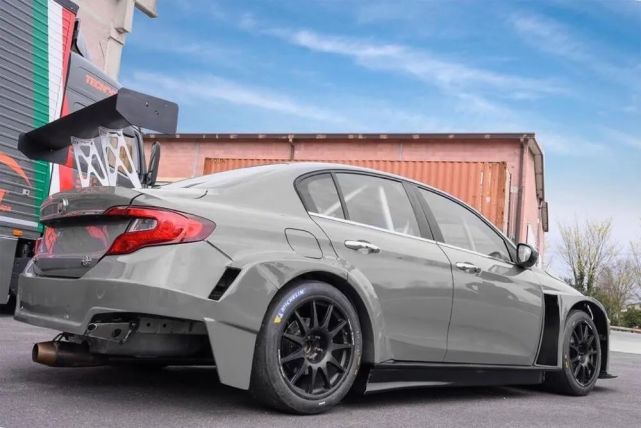 阿斯顿马丁翻盘梅赛德斯，勒克莱尔刷新纪录